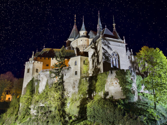 Combinant plusieurs styles architecturaux, le château de Bojnice fait partie des châteaux les plus romantiques d'Europe Centrale.