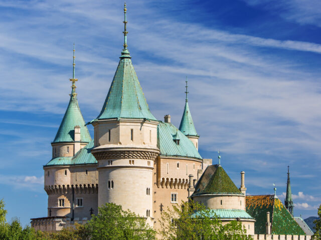 Surplombant la petite ville et la station thermale du même nom, le château de Bojnice est l'une des plus anciennes forteresses slovaques.